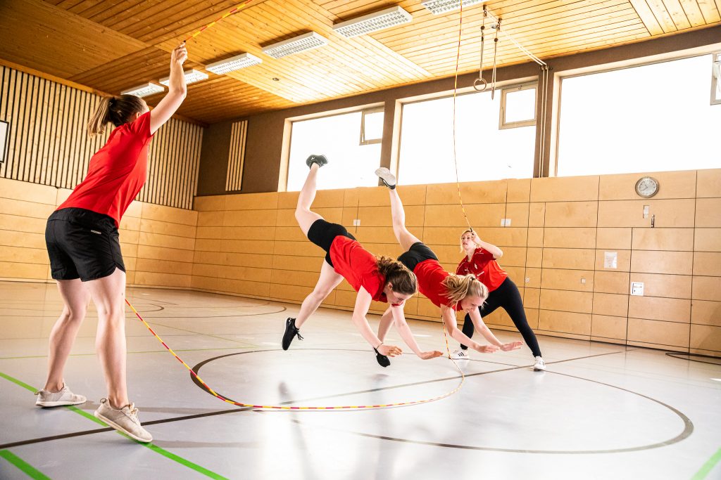 Mädchen in der Sporthalle beim Rope Skipping