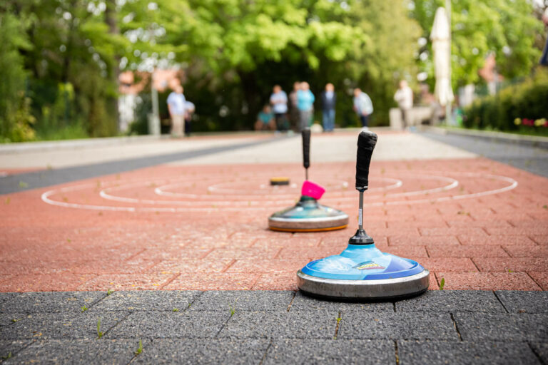 Guppe beim Eistockspielen