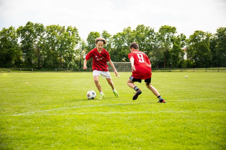 Kinder spielen Fußball auf dem Tuspo-Gelände