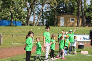 Kinder beim Werfen auf der WIese