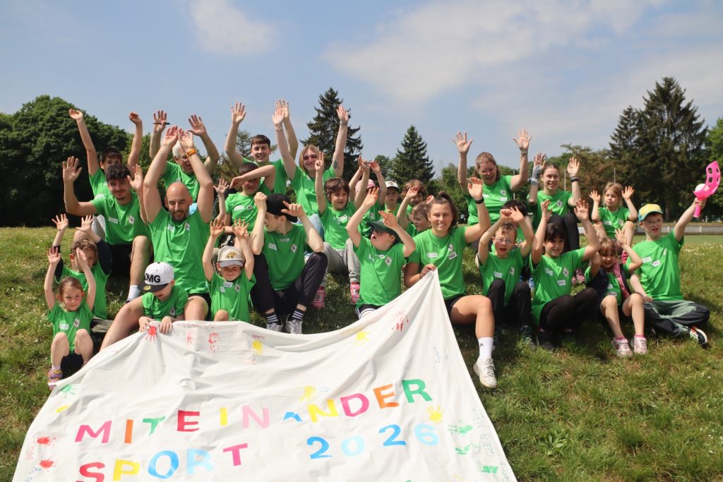 Abschlussbild aller Kinder und Betreuerinnen und Betreuer