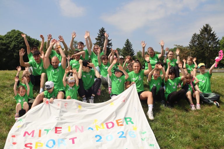 Abschlussbild aller Kinder und Betreuerinnen und Betreuer