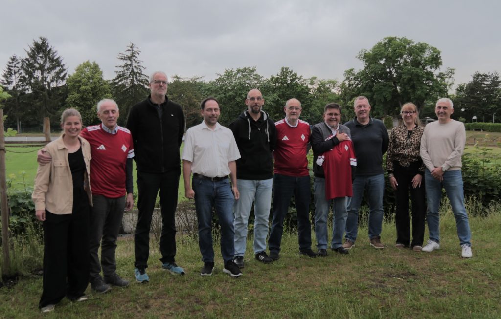 Gruppenfoto der gewählten Posten und ausscheidenden Vorstände
