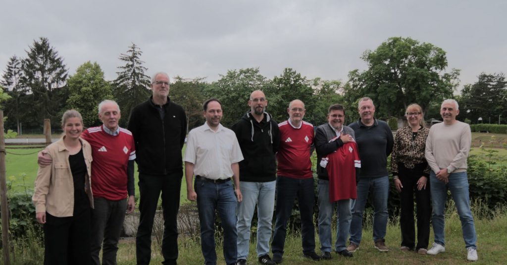 Gruppenfoto der gewählten Posten und ausscheidenden Vorstände